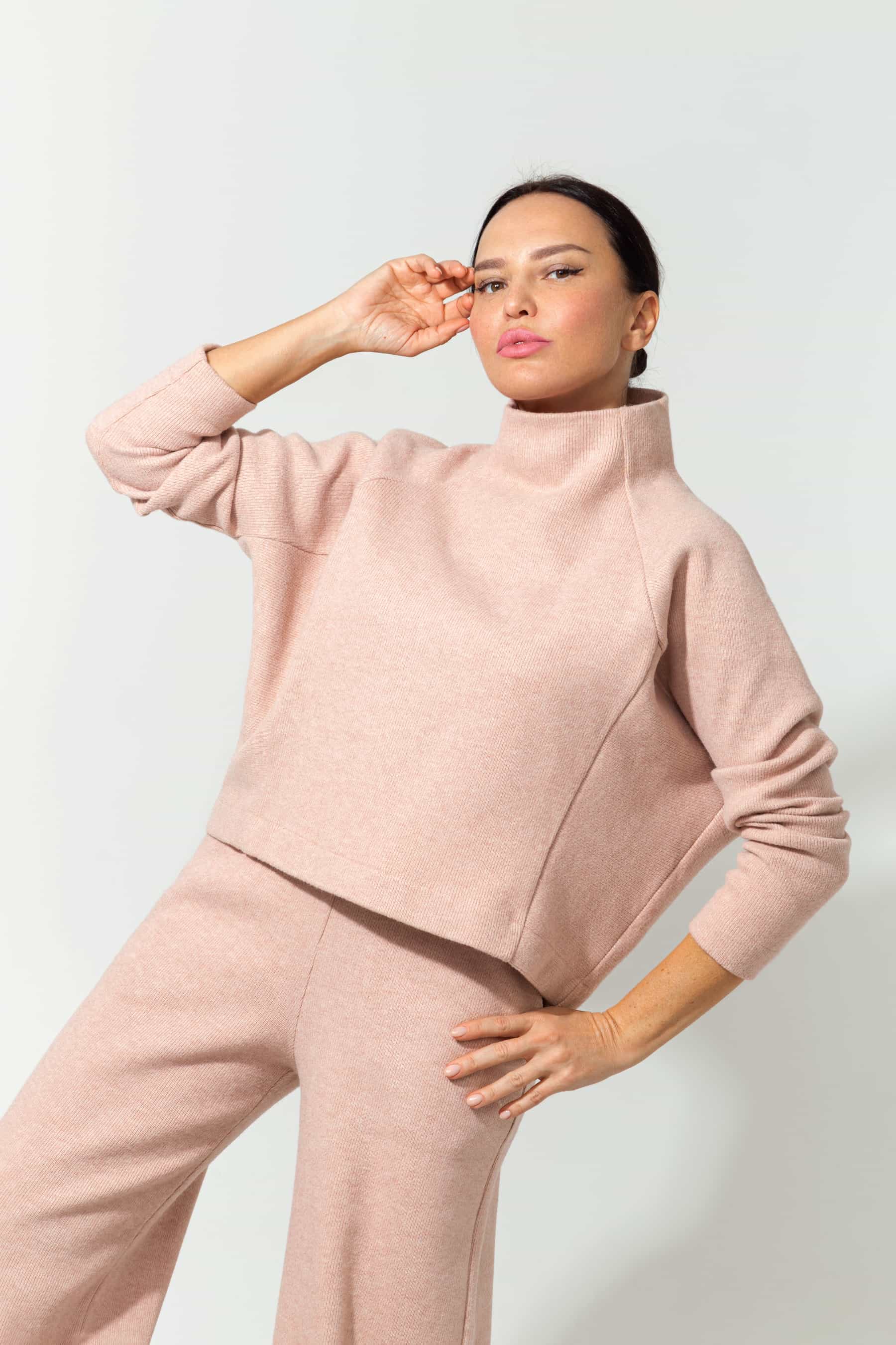 Loose-fit powder-colored sweater with stand-up collar and raglan sleeves
